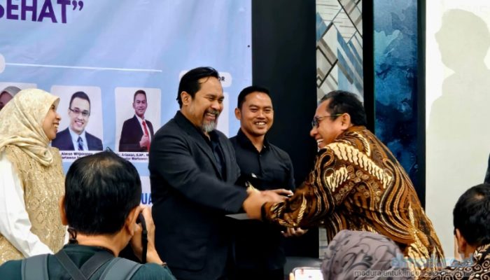 Ketua Smsi Jawa Timur Sokip Berjabat Tangan