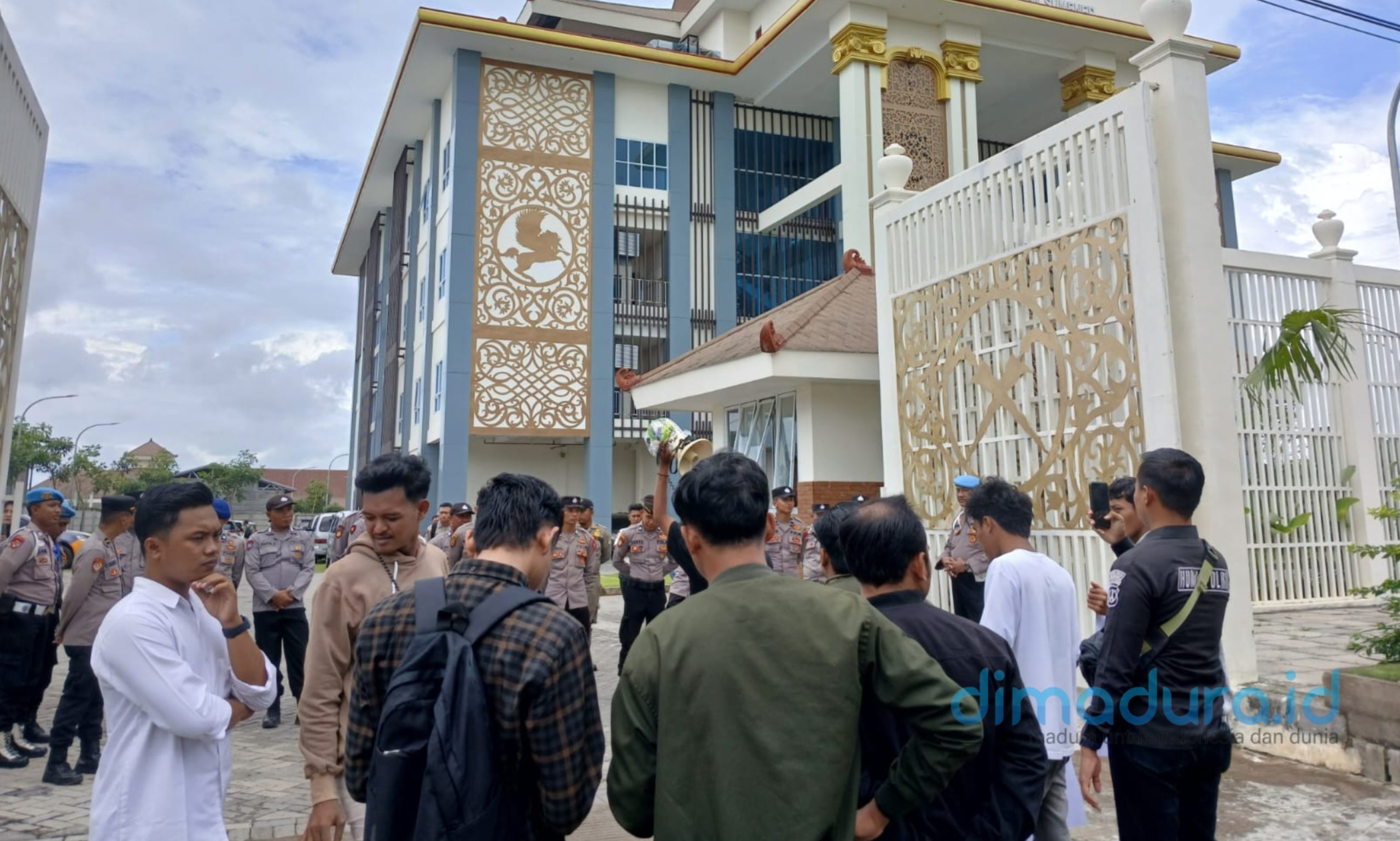 Foto: Unjuk rasa Aliansi Mahasiswa Sumenep (AMS) di Kantor DPRD setempat. (Ari/Doc. Dimadura).