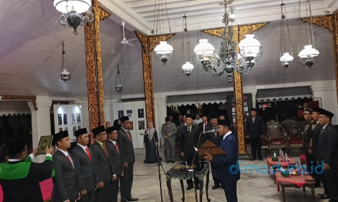 Foto: Bupati Sumenep Achmad Fauzi Wongsojudo saat melantik dan mengambil sumpah jabatan lima Komisioner Komisi Informasi (KI) Kabupaten Sumenep masa jabatan 2025–2029, (Ari/Doc. Dimadura).