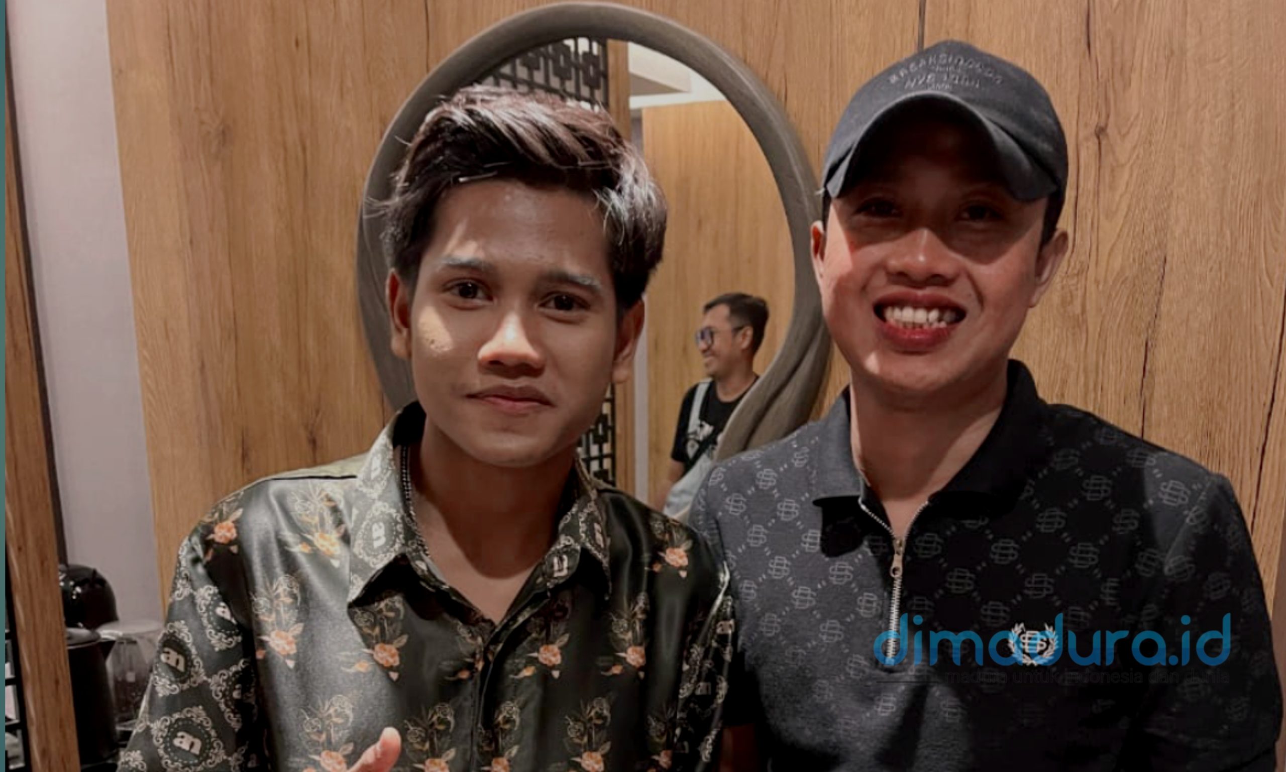 Foto: Achmad Valen Akbar, juara kedua ajang Dangdut Academy 7 (DA7) Indosiar bersama fansnya, (Istimewa/Doc. Dimadura).