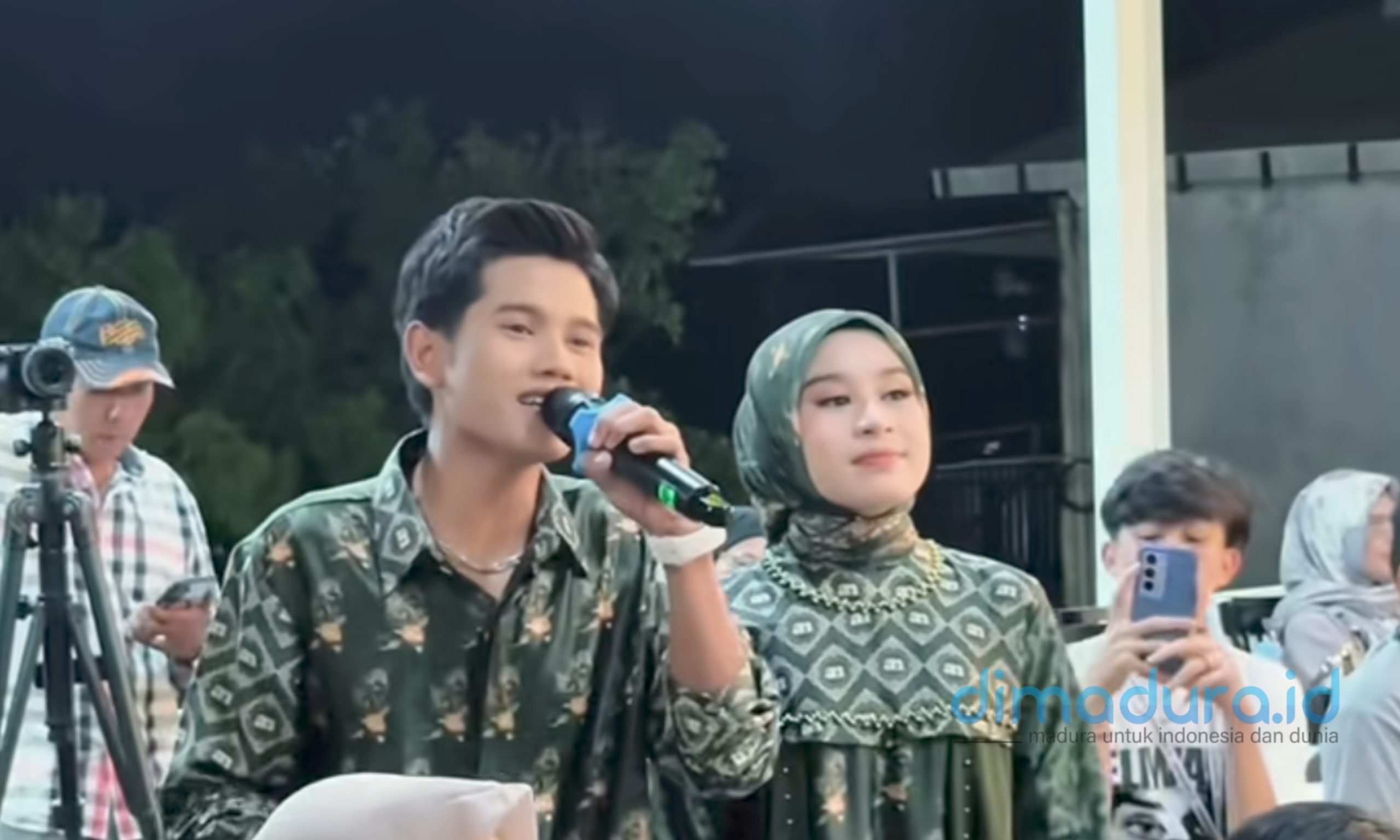 Foto: Achmad Valen Akbar (Valen) bersama Mila, jebolan ajang Dangdut Academy 7 (DA7) Indosiar, tampil di Arinna Cafe & Resto Sumenep, Sabtu (24/1/26) malam. (Istimewa/Doc. Dimadura).