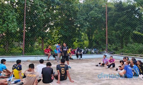 Foto: Pengurus Persatuan Bola Voli Seluruh Indonesia (PBVSI) Kabupaten Sumenep, saat turun ke lapangan, melakukan pembinaan para atlet muda voli U15-18 di Lapangan Greep Kalianget, Sumenep. (Ari/Doc. Dimadura).