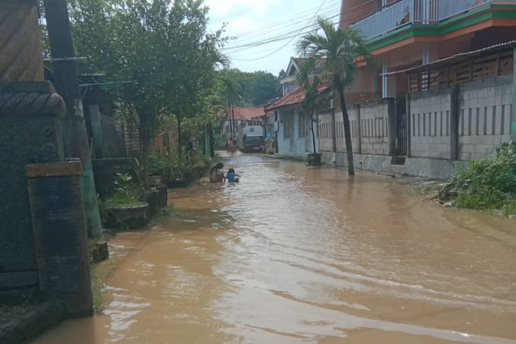 Banjir Luapan Sungai Kali Kamoning Rendam Permukiman Warga di Sampang (Foto: Dok. dimadura.id)