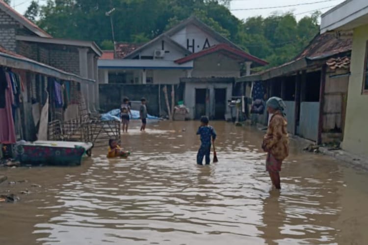 Kondisi rumah warga di Sampang terendam banjir luapan sungai kali kamoning (Foto: Dok. dimadura.id)