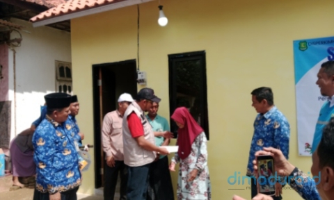 Foto:  Bupati Sumenep Achmad Fauzi Wongsojudo menyerahkan secara simbolis kepada warga sasaran program RTLH di Desa Gelugur, Kecamatan Batuan, Senin (19/1), (Istimewa/Doc. Dimadura).