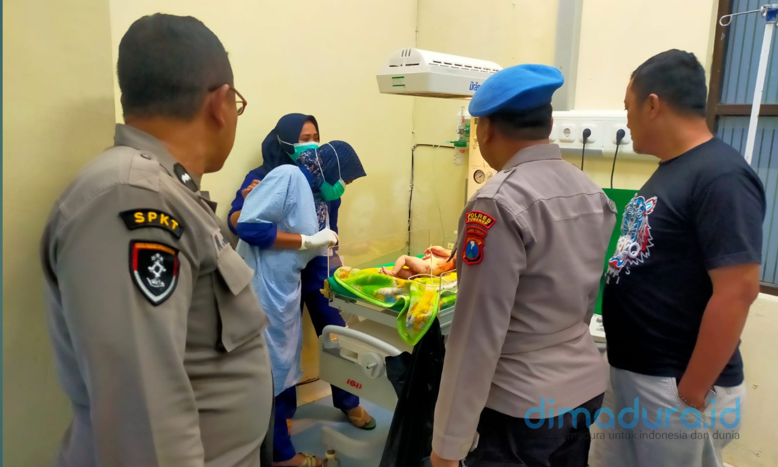 Foto: Saat bayi dievakuasi ke RSUD Dr. H. Moh. Anwar Sumenep untuk mendapatkan penanganan medis intensif. (Istimewa/Doc. Dimadura).