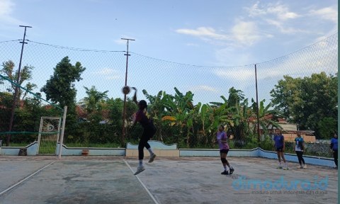 Foto: Pembinaan atlet voli muda U15-18 oleh PBVSI sumenep, (Ari/Doc. Dimadura).