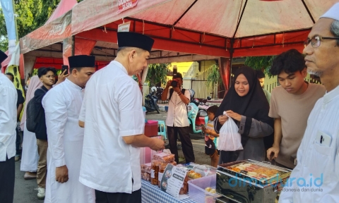 Foto: Saat Pj Sekda Sumenep, Syahwan Effendi Saat Mengunjungi Stand Bazar Takjil di Jalan Dr. Soetomo Sumenep, (Ari/Doc. Dimadura).