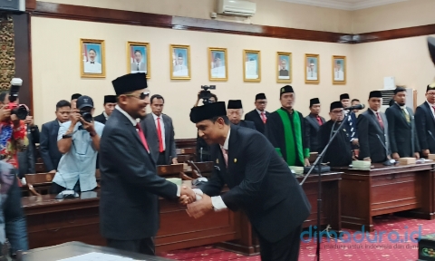 Foto: Bupati Sumenep, Achmad Fauzi Wongsojudo, menyampaikan ucapan selamat kepada Agus Dwi Saputra yang baru saja dilantik sebagai Sekda, (Ari/Doc. Dimadura).