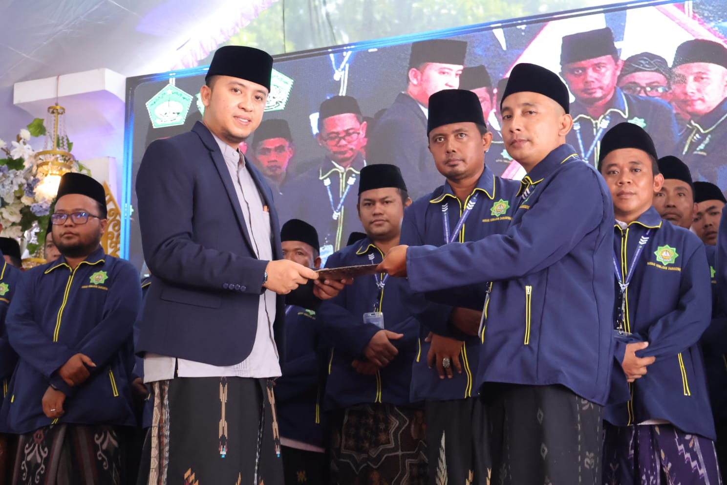 Abdul Holik Ali Hudi Dikukuhkan Ketua IKADA (Foto: Zainullah for dimadura.id)