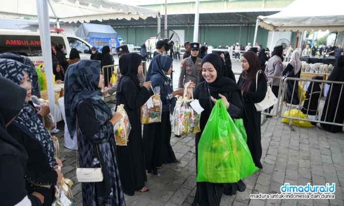 Sejumlah muslimah mengenakan busana hitam menerima bingkisan dalam kegiatan kajian Ramadhan Arinna Group di Sumenep.