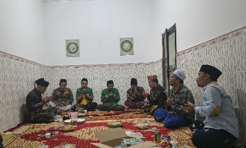 Foto: Pimpinan Anak Cabang (PAC) Gerakan Pemuda Ansor Kecamatan Pasongsongan Sumenep, Jawa Timur, menggelar doa bersama, (Ari/Doc. Dimadura).