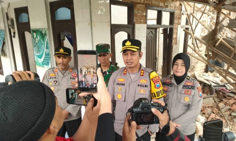 Foto: Kapolres Sumenep saat meninjau langsung ke TKP di Dusun Pajung, Desa Bantelan, Kecamatan Batuputih, Kabupaten Sumenep. (A/Doc. Dimadura).