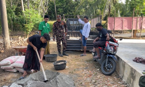 Foto: Aksi sosial untuk memperbaiki jalan rusak di jalur utama yang menghubungkan Kecamatan Rubaru–Pasongsongan–Ganding dilakukan oleh PAC GP Ansor bersama Banser Pasongsongan. (Ar/Doc. Dimadura).