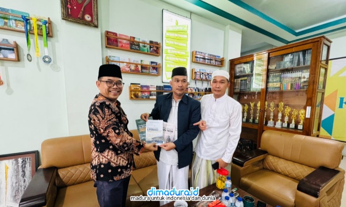 Kunjungi Pesantren Kyai Mudrikah, Kepala Kankemenag Jatim Ungkap Makna Nyambhung Bhâlâ sebagai Tradisi Keilmuan dan Menerima Penyerahan Ratusan Buku Karya Santri