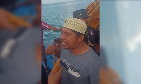Foto: Saat warga yang tergabung dalam Gema Aksi menghadang pergerakan ekskavator yang akan melaksanakan rencana pembangunan tambak garam di atas laut. (A/Doc. Dimadura).