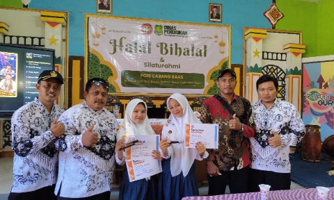 Foto: Siswi SMPN 1 Raas saat berhasil meraih tiga penghargaan. (Ari/Doc. Dimadura).