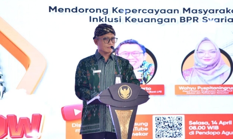 Foto: Direktur Utama BPRS Bhakti Sumekar, H. Hairil Fajar di acara talkshow pada Selasa (14/04/2026).  (Ar/Doc. Dimadura).