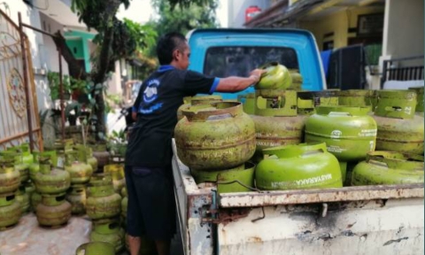 Foto: Pekerja Sibuk Mengangkut Tabung Lpg 3 Kg.  (Istimewa/Doc. Dimadura).