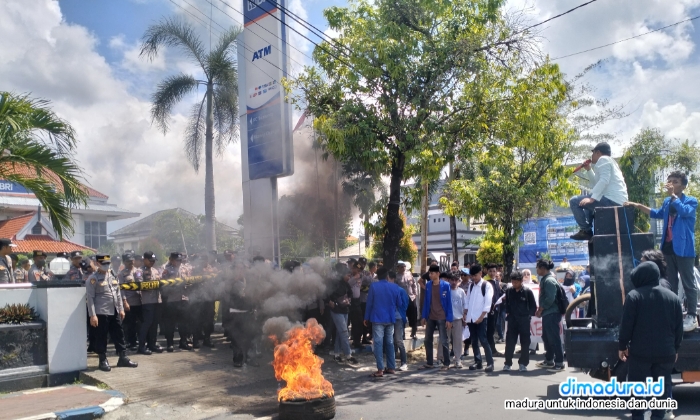 Aksi Bakar Ban di BRI Sumenep, Ada Temuan Penyalahgunaan Wewenang Kredit SK Pensiun