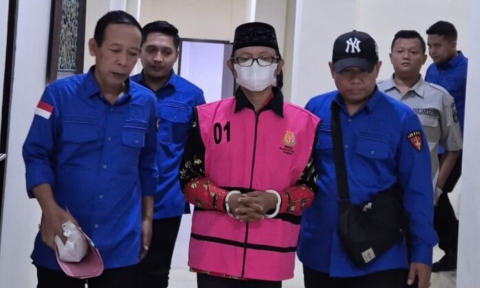 Foto: Kepala Desa Pragaan Daya berbaju oren saat ditahan  Kejaksaan Negeri Sumenep.  (Istimewa/Doc. Dimadura).