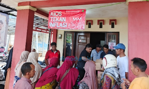 Foto: Operasi Pasar Murah Yang Berlangsung Di Pasar Anom Sumenep. (Ar/Doc. Dimadura).