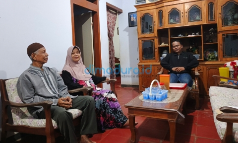 Foto: Korban Didampingi Oleh Sang Istri Dan Keponakan Yang Juga Merupakan Kuasa Hukumnya. (Ar/Doc. Dimadura).