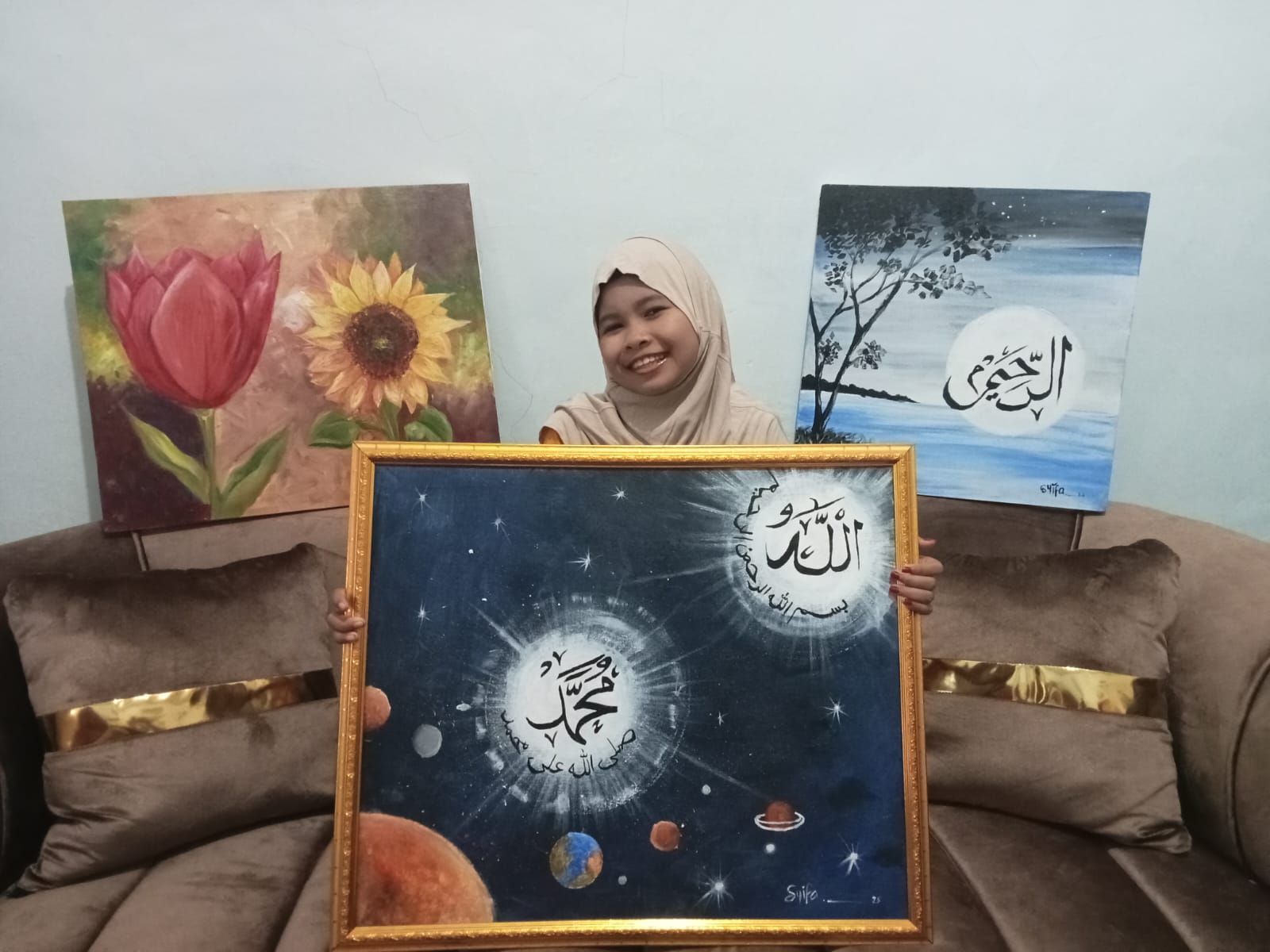 Ana Syifaul Millah Arsa bersama tiga lukisannya: Pengakuan Hati, Dua Bunga, dan Maha Penyayang