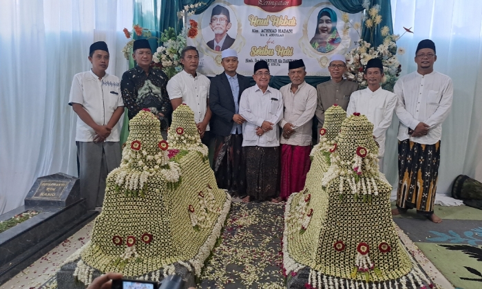 Pose Bersama Direktur Lbh Achmad Madani Putra Dengan Wabup Sumenep Kh Imam Hasyim, Ketua Pcnu Sumenep Kh Md Widadi Rahim, Dan Jajaran Pengurus (Foto: Mazdon/Doc.dimadura)
