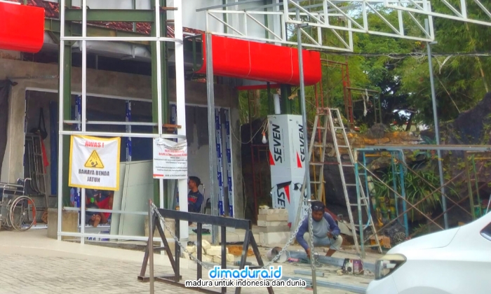 Nasabah Saksi di Lokasi Sebut Pekerja Proyek Konstruksi Kantor Bank Jatim Sumenep Tanpa APD