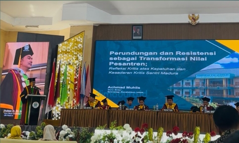 Foto: Direktur Utama Pkmkk, Achmad Muhlis Saat Sampaikan Orasi Ilmiah Di Acara Pengukuhan Sebagai Guru Besar Sosiologi Pendidikan Islam Di Aula Uin Madura, Sabtu (2/5/2026). (Istimewa/Doc. Dimadura).