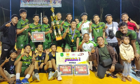 Foto: Klub Persatuan Bola Voli (PBV) Abidzar Desa Gunggung, Kecamatan Batuan raih juara pertama pada ajang Turnamen Bola Voli Piala Bupati Sumenep 2026. (Istimewa/Doc. Dimadura).