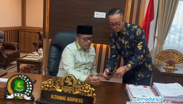Ketua Dprd Sumenep, H. Zainal Arifin, Saat Mendapatkan Layanan Aktivasi Layanan New Jconnect Oleh Pimpinan Bank Jatim Cabang Sumenep, Bambang Eko Budi Prakoso, Di Ruang Kerjanya. (Istimewa/Doc.dimadura)