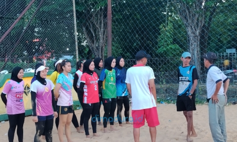 Foto:  Latihan Aatlet Voli Pantai Putri U-23Bmenjelang Kejuaraan Voli Pantai U-23 Piala Wali Kota Surabaya. (Ar/Doc. Dimadura).
