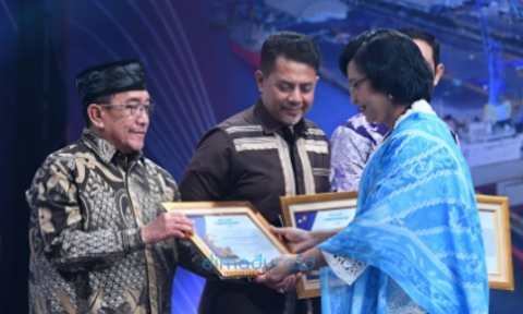 Foto: Saat Wakil Bupati KH Imam Hasyim Menerima East Java Maritime Awards 2026 untuk Bupati Sumenep di surabaya. (Ar/Doc. Dimadura).