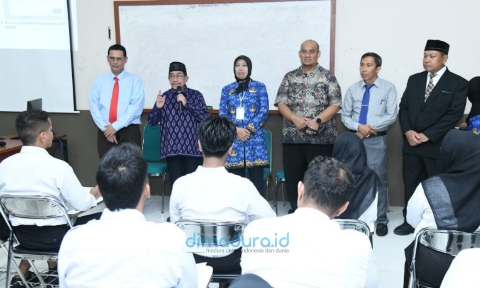 Foto: Saat Wakil Bupati KH Imam Hasyim tinjau langsung tes Computer Assisted Test (CAT) dalam proses rekrutmen pegawai BLUD non-ASN RSUD dr H Moh Anwar Sumenep. (Istimewa/Doc. Dimadura).