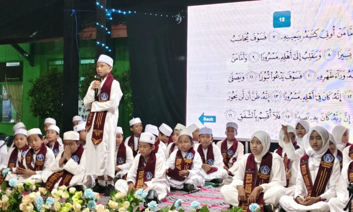 Wisudawan Tahfidz Sdn Pangarangan 3 Sungkeman Kepada Orang Tua