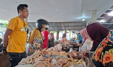 Foto: Tim Pengendalian Inflasi Daerah (TPID) Kabupaten Sumenep, saat melakukan pemantauan harga dan ketersediaan bahan pokok di Pasar Anom. (Istimewa/Doc. Dimadura).
