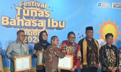 Foto: Bupati Sumenep, Achmad Fauzi Wongsojudo Terima Penghargaan Dari Kemendikdasmen Ri. (Istimewa/Doc. Dimadura).