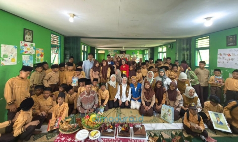 ‎Foto: Hj. Rustini Muhaimin Iskandar saat rayakan ulang tahun bersama siswa MI YAPPI Balong dan PC PMII DIY. (Istimewa/Doc. Dimadura).