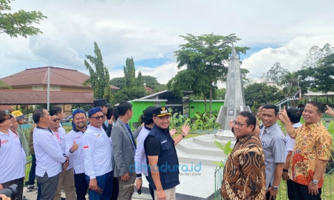 Foto: Peremajaan tanaman di sekitar Monumen SMSI bersama Walikota Cilegon. (Istimewa/Doc. Dimadura).