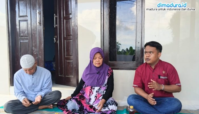 Kuasa Hukum Korban Kredit Sk Pensiun Bayu Eka Prasetya, Bersama Pemilik Sk Pensiuan Abd Hamid Dan Istrinya, Siti Aisyah, Saat Diwawancara Sejumlah Media Di Kediamannya (Foto: Amp/Doc.dimadura)