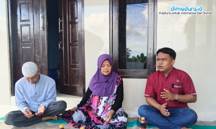 Kuasa Hukum Korban Kredit SK Pensiun Bayu Eka Prasetya, bersama pemilik SK Pensiuan Abd Hamid dan istrinya, Siti Aisyah, saat diwawancara sejumlah media di kediamannya (Foto: AMP/doc.dimadura)