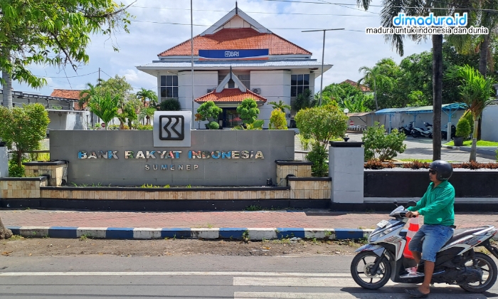 Pengendara Motor Melintas Depan Kantor Bri Sumenep
