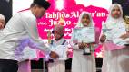 Wisudawan Tahfidz Sdn Pangarangan 3 Sungkeman Kepada Orang Tua 13 Penyerahan Penghargaan Kepada Siswa-Siswi Tahfidz Sdn Pangarangan 3